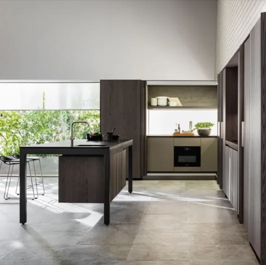 Design kitchen with Oak Graphite island counter and Black Granite top by Molteni & C