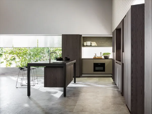 Design kitchen with Oak Graphite island counter and Black Granite top by Molteni & C