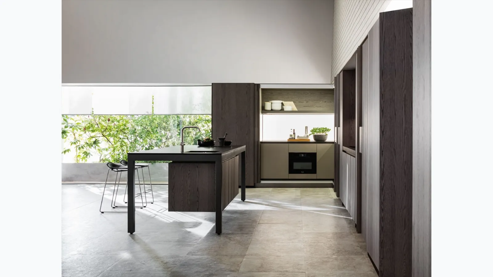 Design kitchen with Oak Graphite island counter and Black Granite top by Molteni & C