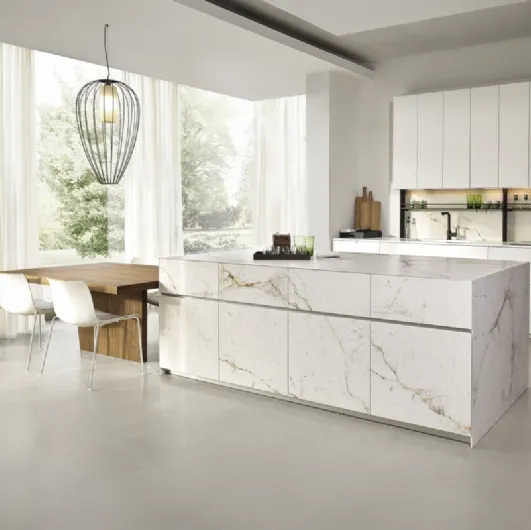 Giza Design Kitchen in lacquered finish with ceramic island by Maistri.