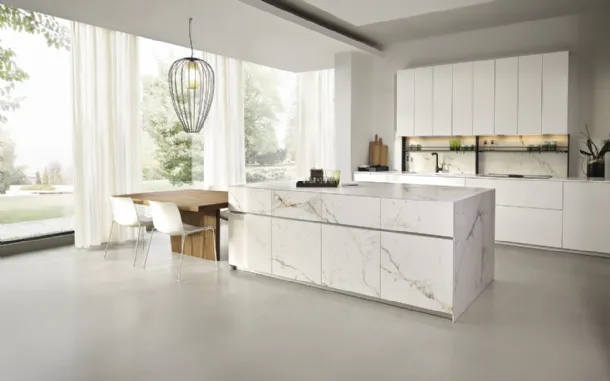 Giza Design Kitchen in lacquered finish with ceramic island by Maistri.