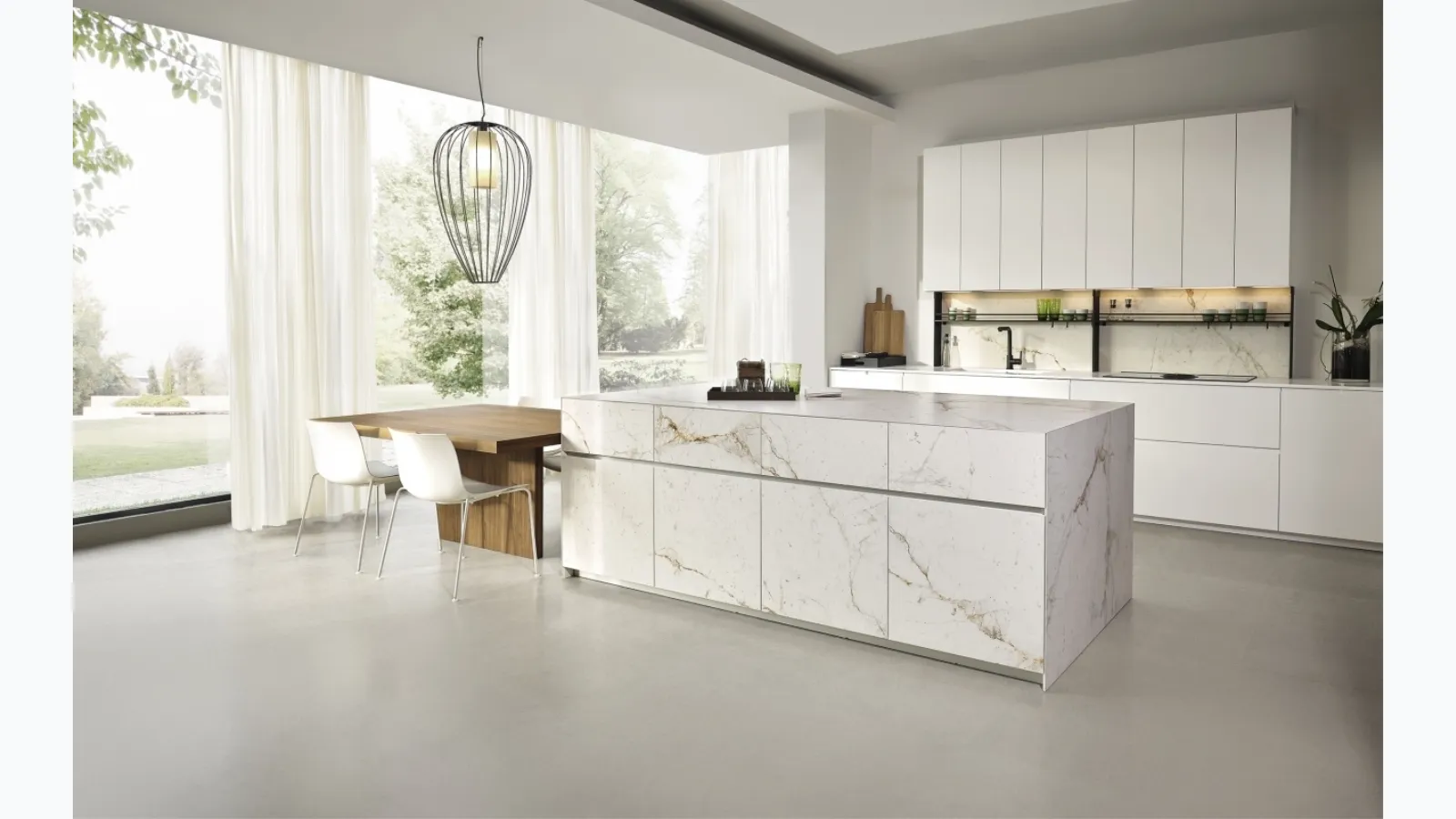 Giza Design Kitchen in lacquered finish with ceramic island by Maistri.