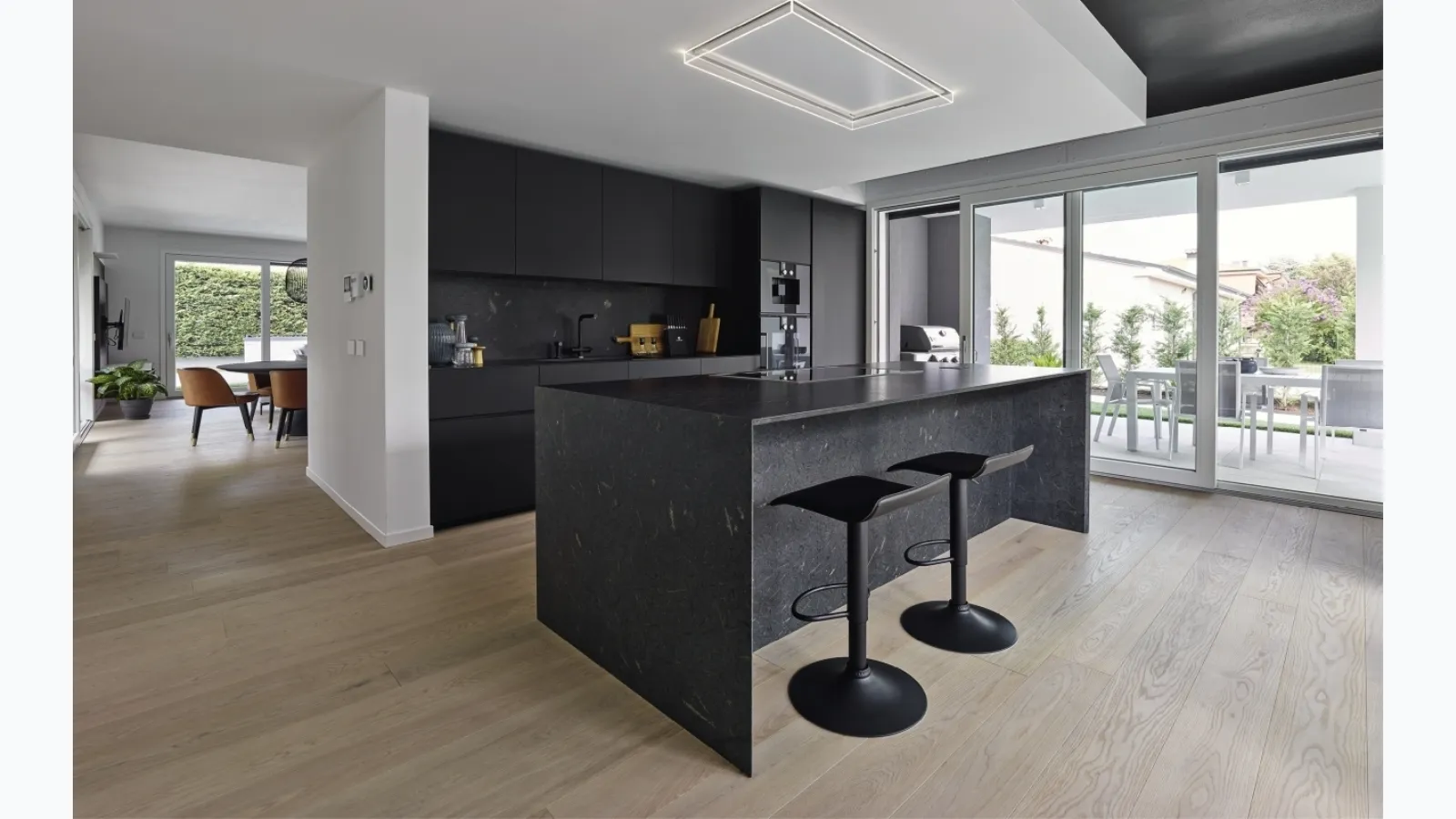 Giza Design kitchen in lacquered finish with ceramic island by Maistri.