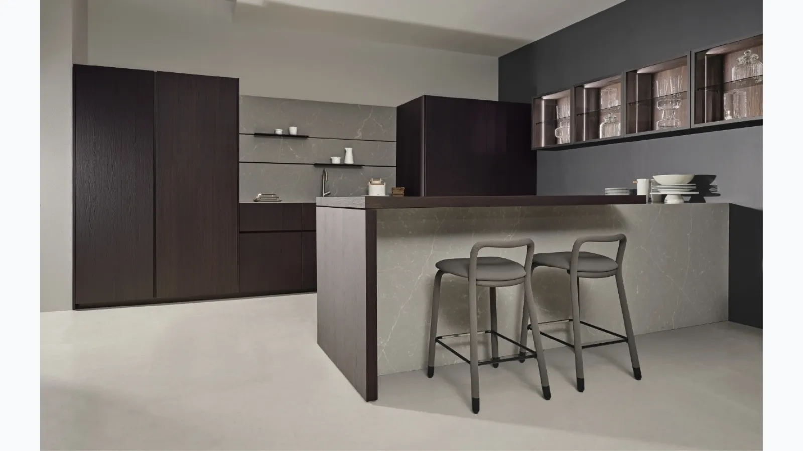 Design kitchen with Giza peninsula in wood and ceramic by Maistri.