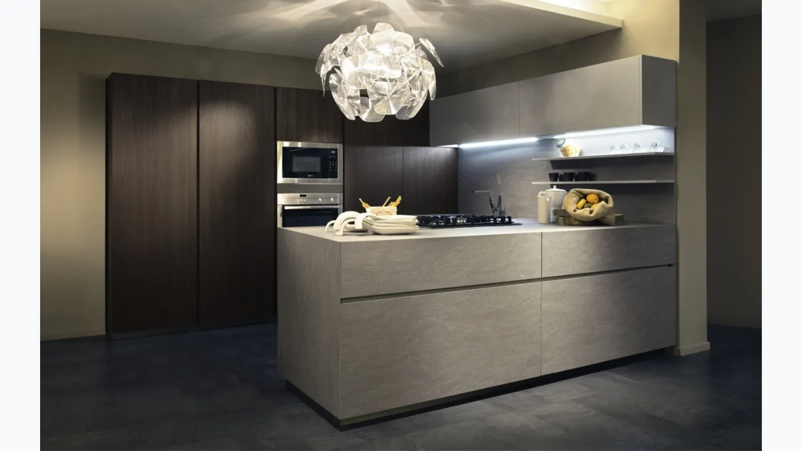 Design kitchen with Giza wooden peninsula and ceramic by Maistri.