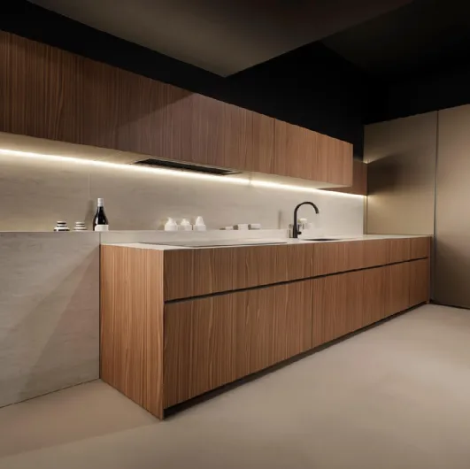 Giza Design Kitchen in Striped Walnut by Maistri