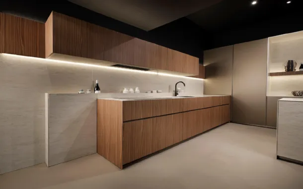 Giza Design Kitchen in Striped Walnut by Maistri