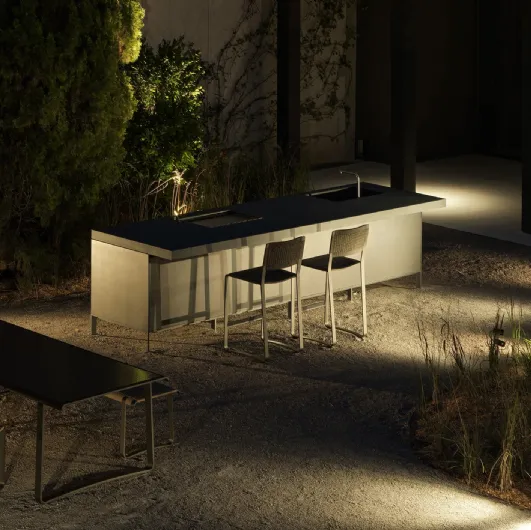 Helios Design island kitchen in material with a stone effect by Molteni & C.