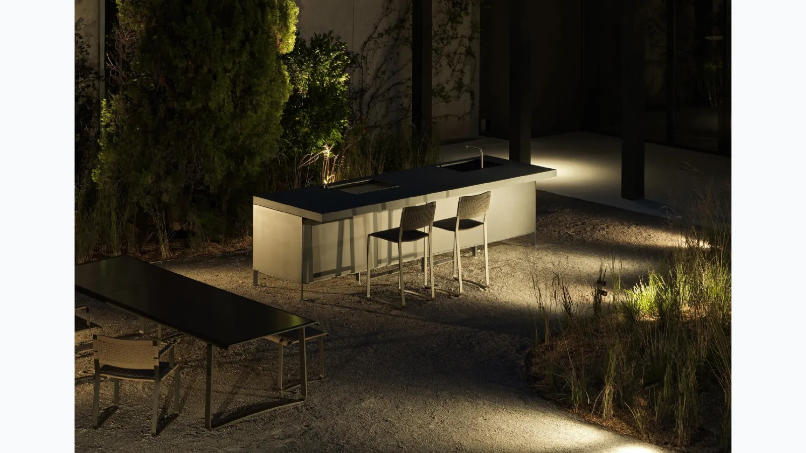 Helios Design island kitchen in material with a stone effect by Molteni & C.