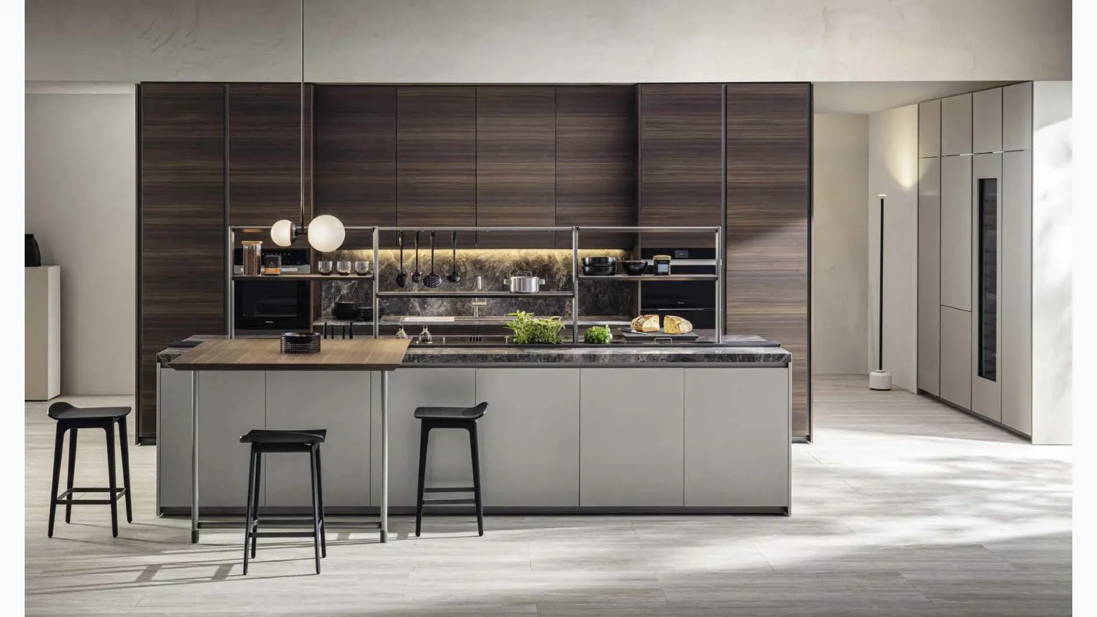 Design kitchen with Hi-Line 6 Titan lacquered island with columns in Eucalyptus by Molteni & C