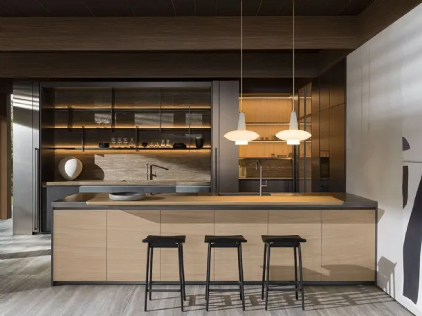 Design kitchen with Hi-Line 6 Rovere Sunrise peninsula and travertine marble top by Molteni & C
