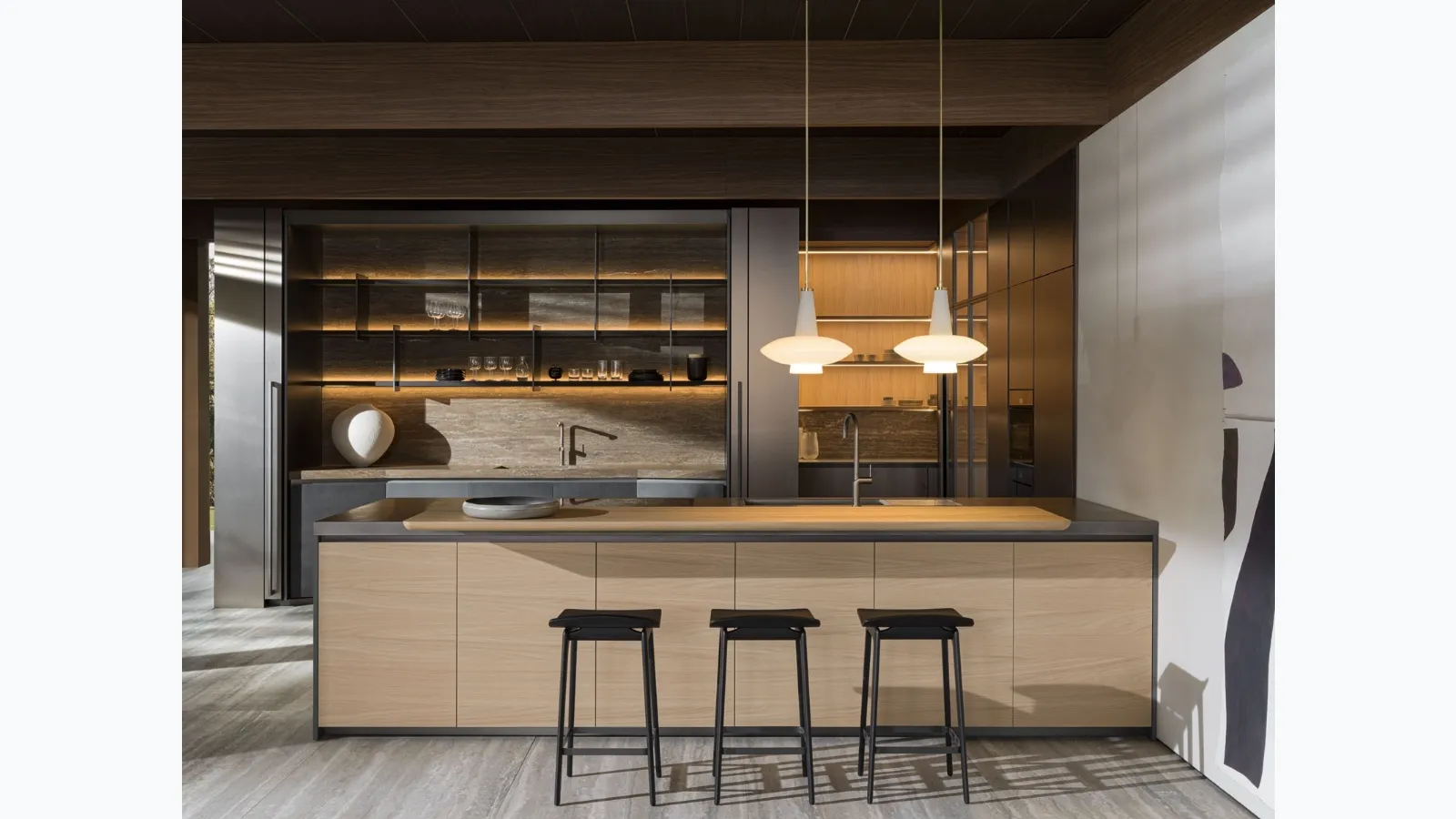 Design kitchen with Hi-Line 6 Rovere Sunrise peninsula and travertine marble top by Molteni & C