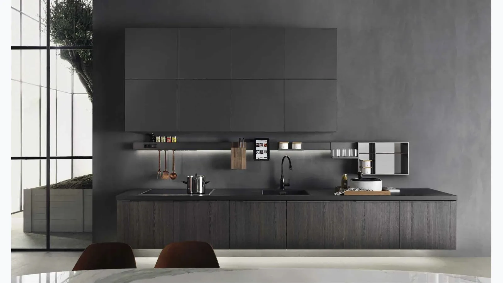 Linear kitchen design InDada in Cacao Oak melamine by Molteni & C