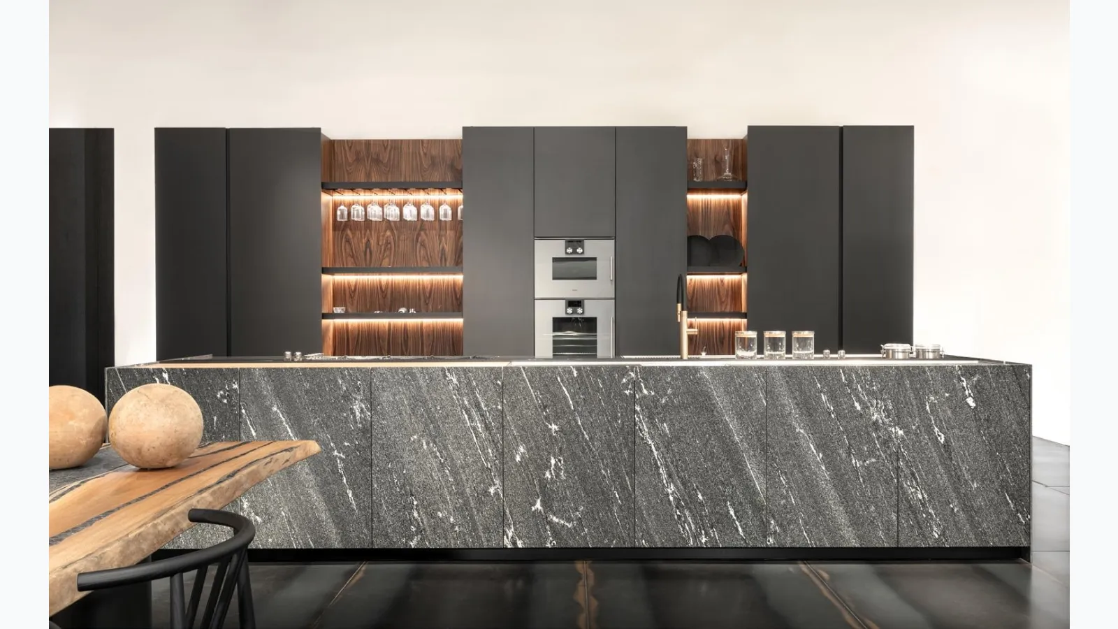 Design kitchen with Pompei island in granite Milky Way by Scic.