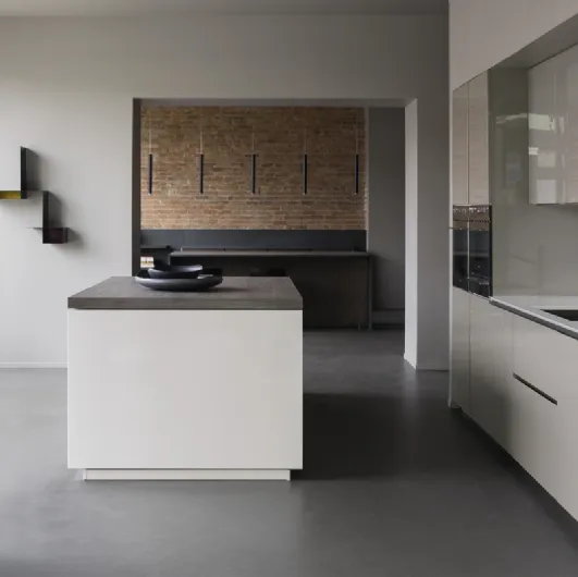 Design kitchen with Viva 07 island in glossy lacquer by Maistri.