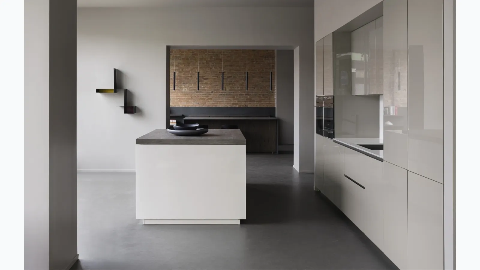 Design kitchen with Viva 07 island in glossy lacquer by Maistri.