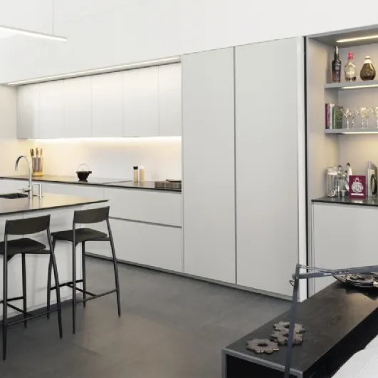 Design kitchen with Viva island in lacquered finish by Maistri.