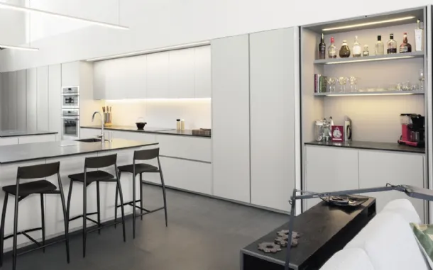 Design kitchen with Viva island in lacquered finish by Maistri.