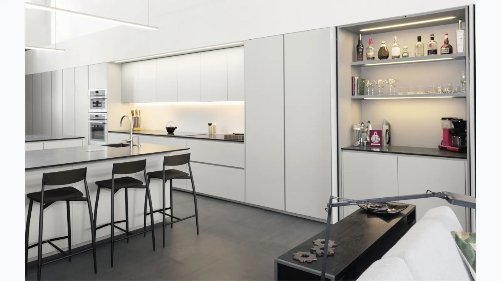 Design kitchen with Viva island in lacquered finish by Maistri.