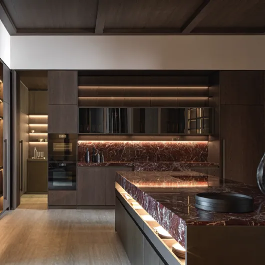 Design kitchen with VVD island in melamine Midnight Oak and top in Red Levanto marble by Molteni & C.