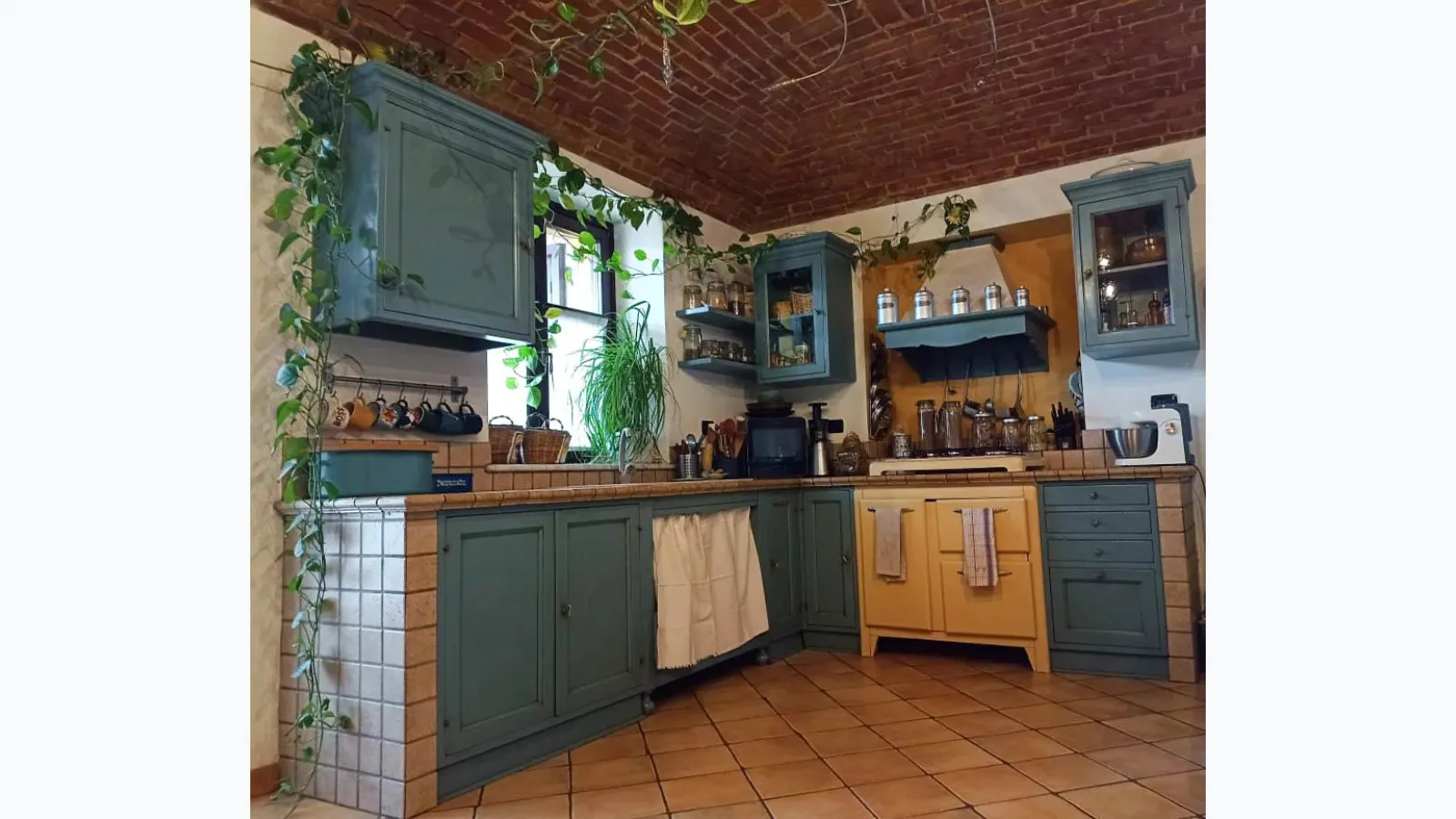 Corner masonry kitchen by Doria di Marchi.