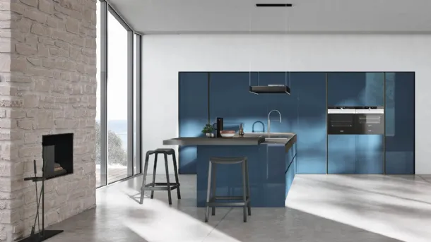 Modern kitchen with Color Trend 06 peninsula by Stosa