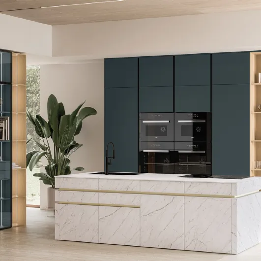 Modern kitchen in lacquered finish with Iconica 06 ceramic island by Veneta Cucine.