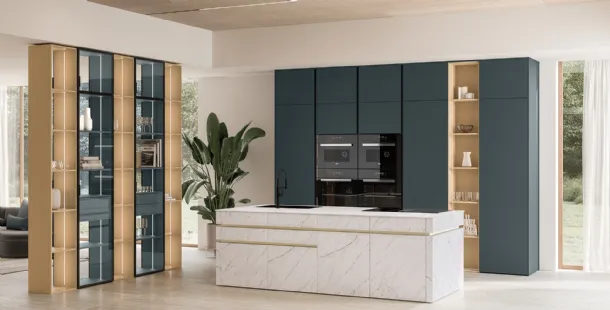 Modern kitchen in lacquered finish with Iconica 06 ceramic island by Veneta Cucine.