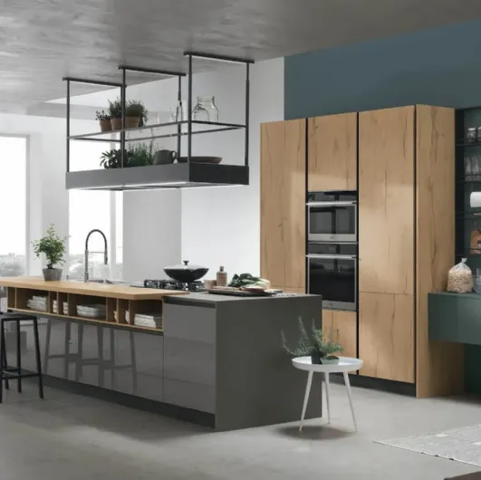 Modern kitchen with slate glossy lacquered island and natural Oak Infinity 15 by Stosa.