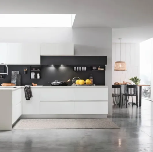 Modern kitchen with Karma 04 peninsula by Stosa.