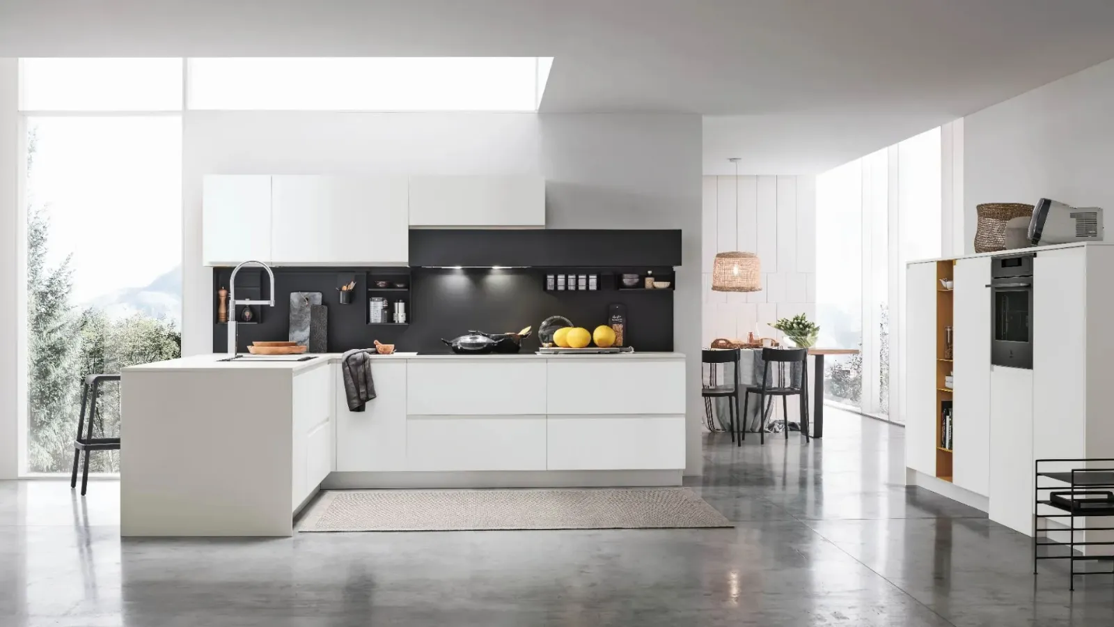 Modern kitchen with Karma 04 peninsula by Stosa.