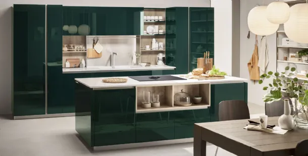 Modern kitchen with Lounge 10 island in glossy Green Alpi lacquer by Veneta Cucine.