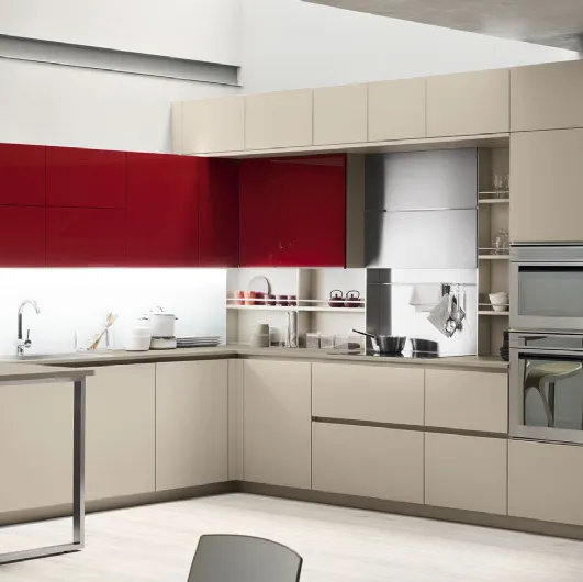 Modern Kitchen with Lounge 11 peninsula in Beige Ecru and Venetian Red lacquered finish by Veneta Cucine