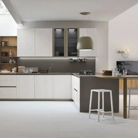 Modern kitchen with Natural 12 peninsula by Stosa.