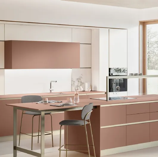 Modern kitchen with Oyster 06 island in Etruscan Red and Beige Grain Dek lacquered finish by Veneta Cucine.