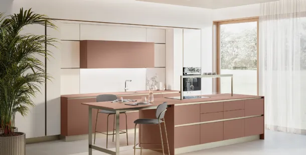 Modern kitchen with Oyster 06 island in Etruscan Red and Beige Grain Dek lacquered finish by Veneta Cucine.