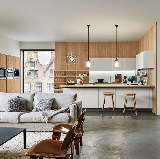 Modern kitchen with Ri-flex 03 peninsula in glass and oak by Veneta Cucine.