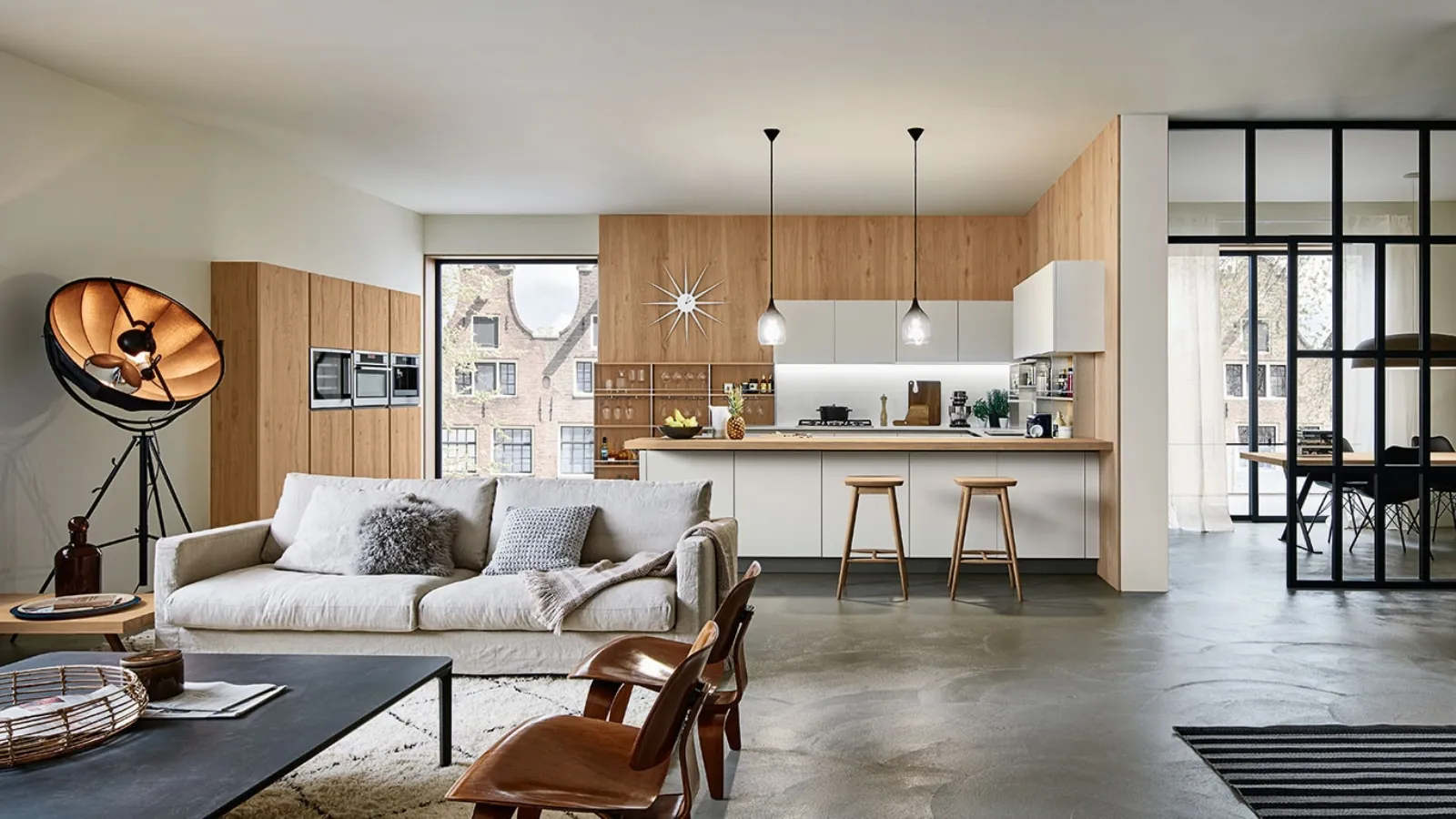 Modern kitchen with Ri-flex 03 peninsula in glass and oak by Veneta Cucine.