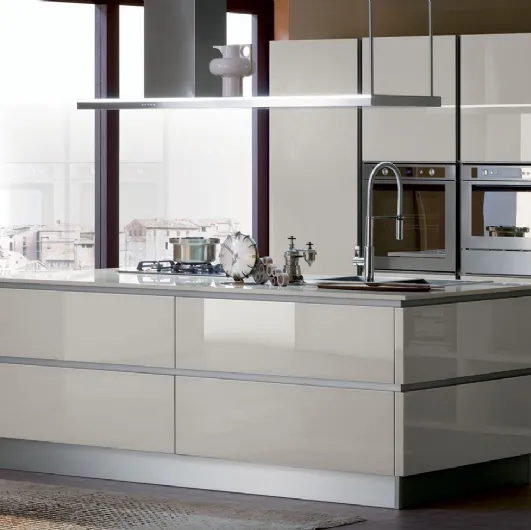 Modern kitchen with Ri-flex 05 island in glossy glass by Veneta Cucine.