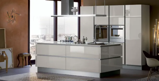 Modern kitchen with Ri-flex 05 island in glossy glass by Veneta Cucine.