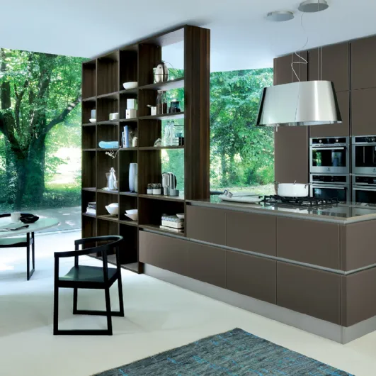 Modern kitchen with Ri-flex 06 island in lacquered glass Olive Brown by Veneta Cucine.