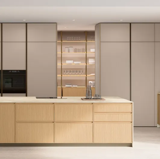 Modern kitchen with Sakura 02 island in Oak and Alabaster lacquer by Veneta Cucine