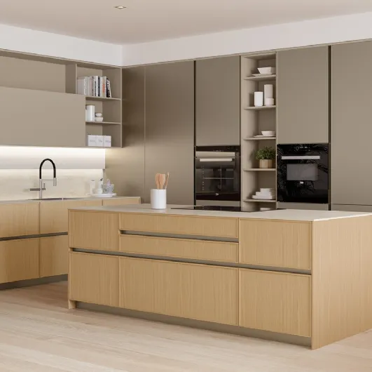 Modern kitchen with Sakura 04 island in Oak Ikebana and Veneta Cucine's Alabaster lacquer.