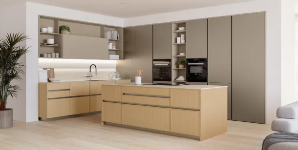 Modern kitchen with Sakura 04 island in Oak Ikebana and Veneta Cucine's Alabaster lacquer.