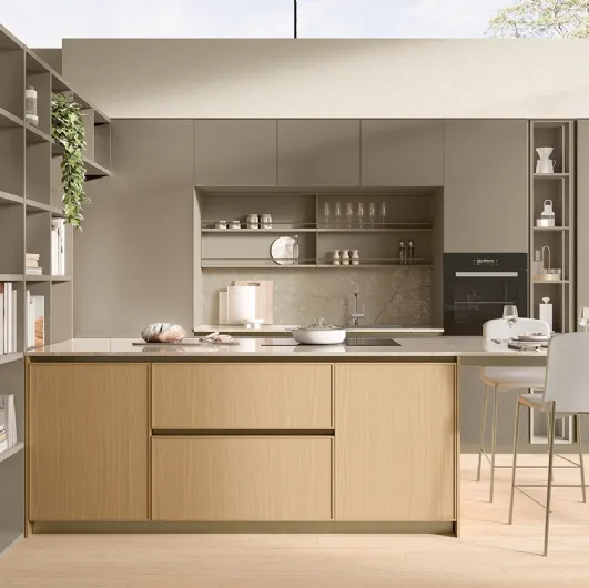 Modern kitchen with a Sakura 06 island in frosted Alabaster glass and Ikebana oak by Veneta Cucine.
