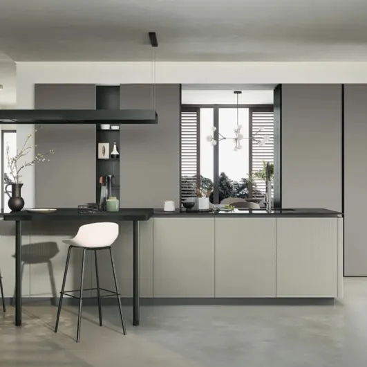 Modern kitchen with Trend 01 island in glass and fenix by Forma Cucine.