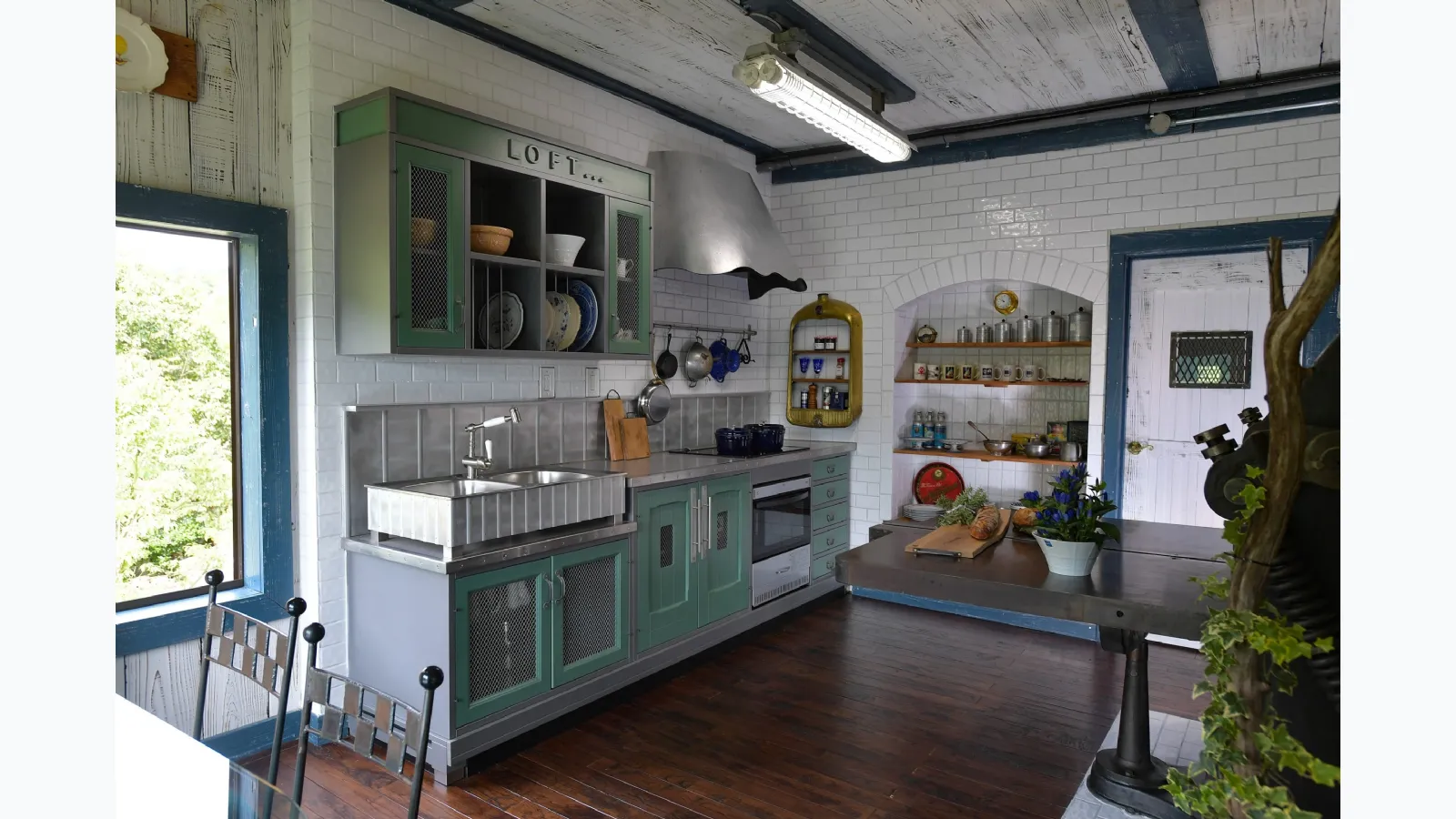 Linear loft Shabby Chic kitchen in lacquered wood by Marchi.