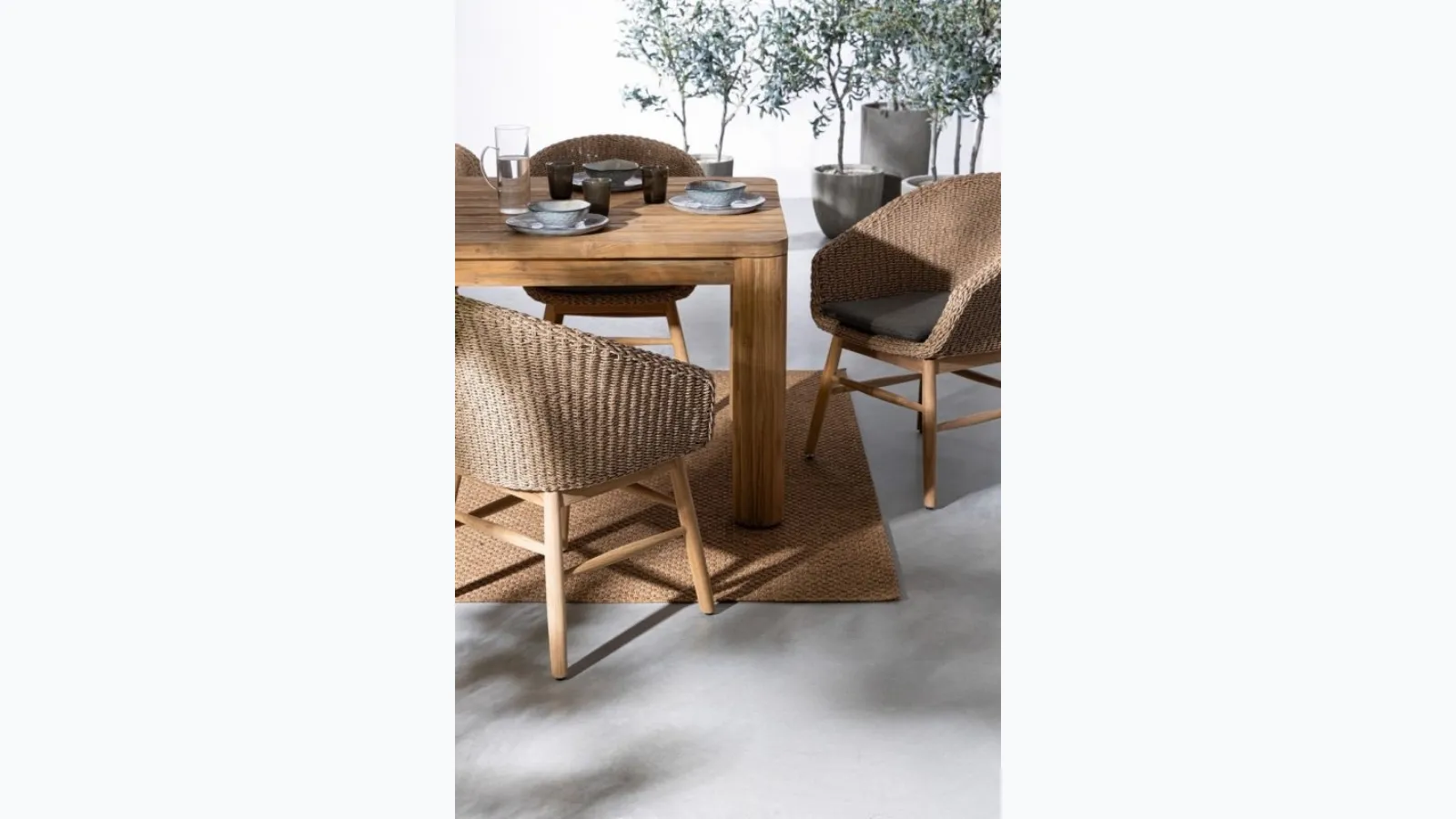 Abaca chair in aluminum with synthetic fiber weaving by Bizzotto.