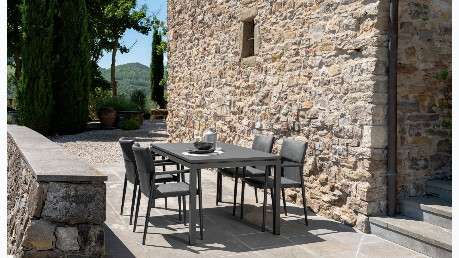 Aluminium table with aluminium chairs and Adam fabric by Talenti.