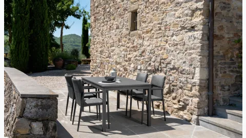 Aluminium table with aluminium chairs and Adam fabric by Talenti.